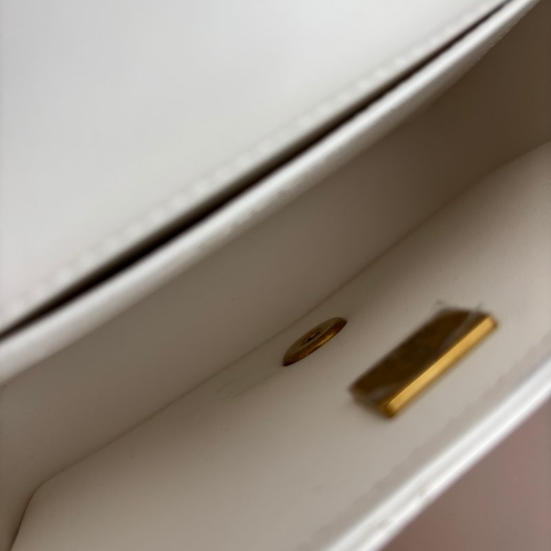 新款2025秋冬前導系列 ::CHANEL:: AS4385 白色皮革 珍珠鍊飾 迷你口蓋包 鍊包 斜背包 Mini Coco 17方胖-13