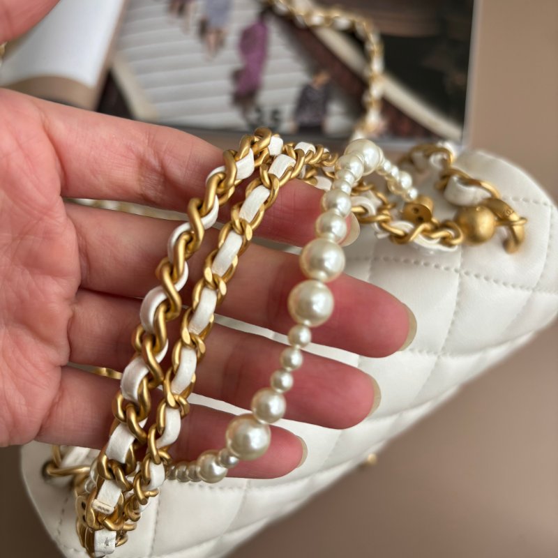 新款2025秋冬前導系列 ::CHANEL:: AS4385 白色皮革 珍珠鍊飾 迷你口蓋包 鍊包 斜背包 Mini Coco 17方胖-16
