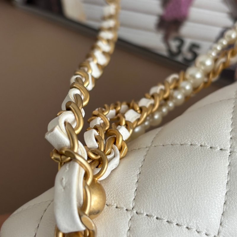 新款2025秋冬前導系列 ::CHANEL:: AS4385 白色皮革 珍珠鍊飾 迷你口蓋包 鍊包 斜背包 Mini Coco 17方胖-17