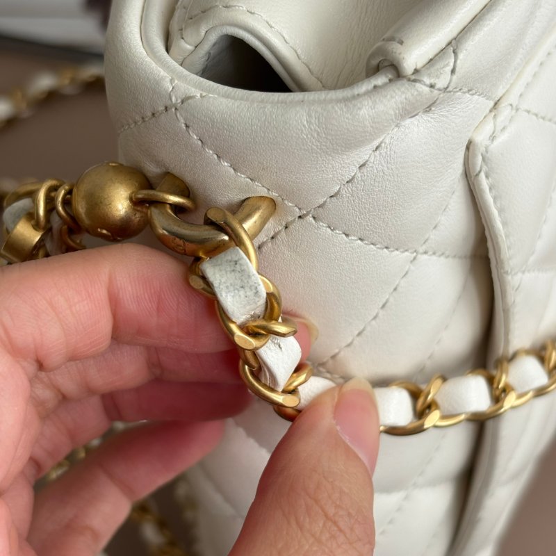 新款2025秋冬前導系列 ::CHANEL:: AS4385 白色皮革 珍珠鍊飾 迷你口蓋包 鍊包 斜背包 Mini Coco 17方胖-20