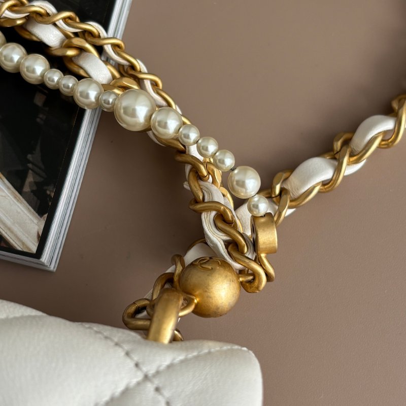 新款2025秋冬前導系列 ::CHANEL:: AS4385 白色皮革 珍珠鍊飾 迷你口蓋包 鍊包 斜背包 Mini Coco 17方胖-21