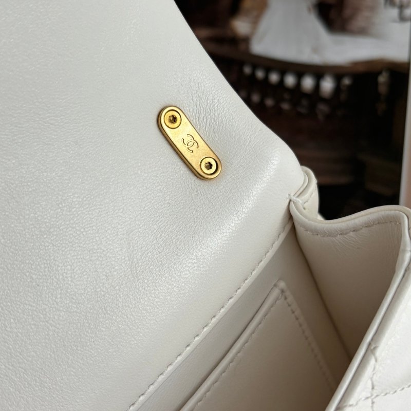 新款2025秋冬前導系列 ::CHANEL:: AS4385 白色皮革 珍珠鍊飾 迷你口蓋包 鍊包 斜背包 Mini Coco 17方胖-27