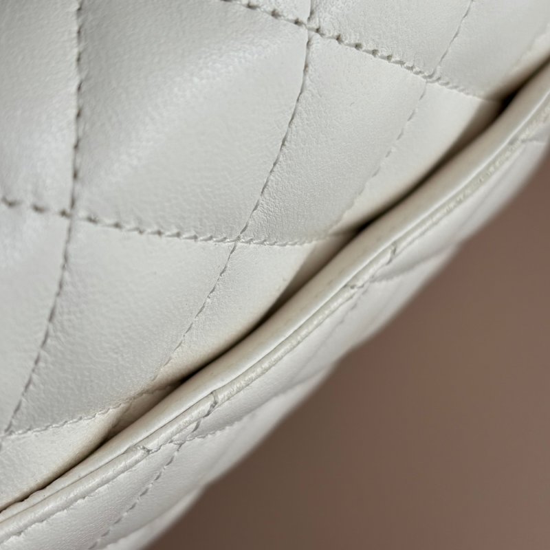 新款2025秋冬前導系列 ::CHANEL:: AS4385 白色皮革 珍珠鍊飾 迷你口蓋包 鍊包 斜背包 Mini Coco 17方胖-30