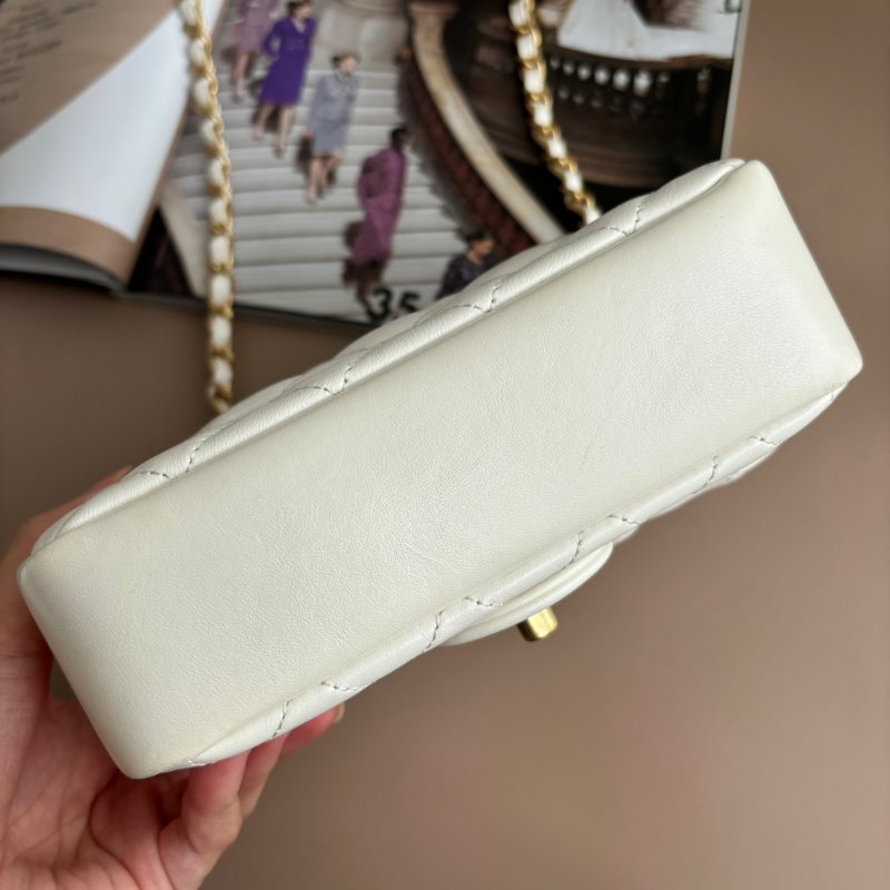 新款2025秋冬前導系列 ::CHANEL:: AS4385 白色皮革 珍珠鍊飾 迷你口蓋包 鍊包 斜背包 Mini Coco 17方胖-34