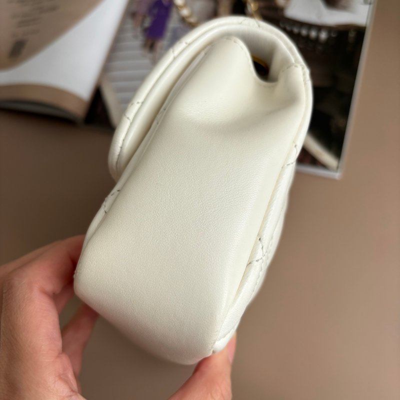 新款2025秋冬前導系列 ::CHANEL:: AS4385 白色皮革 珍珠鍊飾 迷你口蓋包 鍊包 斜背包 Mini Coco 17方胖-36