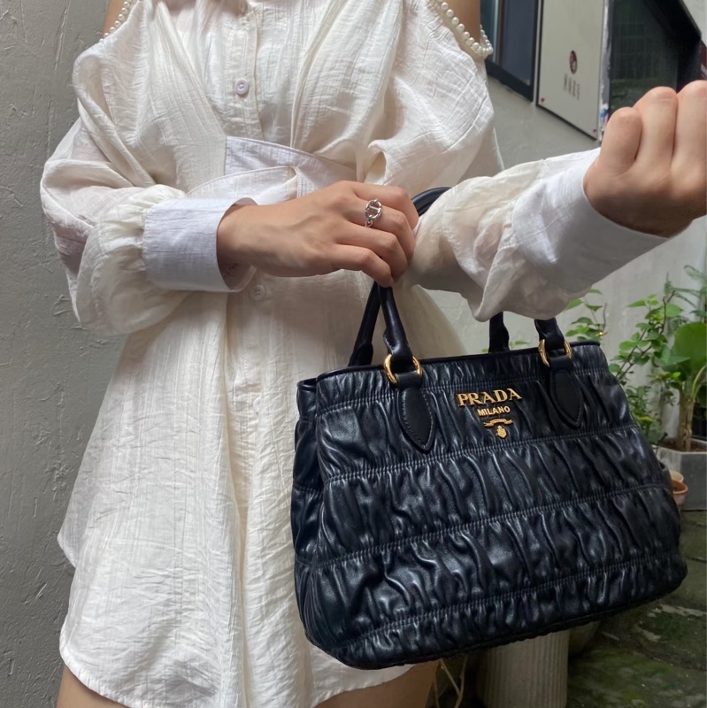 🈶台灣購證 #全網最低超便宜 Prada黑金抓皺全皮斜挎包 背帶🉑拆卸-1
