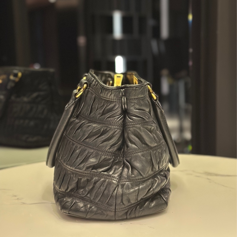 🈶台灣購證 #全網最低超便宜 Prada黑金抓皺全皮斜挎包 背帶🉑拆卸-14