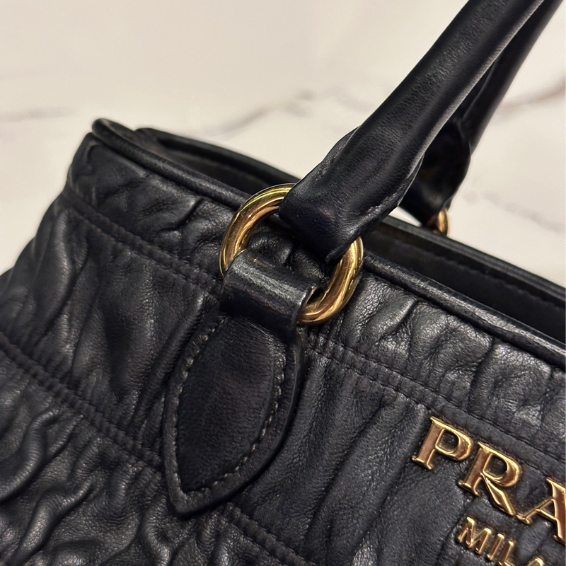 🈶台灣購證 #全網最低超便宜 Prada黑金抓皺全皮斜挎包 背帶🉑拆卸-25