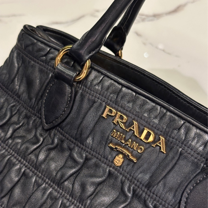 🈶台灣購證 #全網最低超便宜 Prada黑金抓皺全皮斜挎包 背帶🉑拆卸-61