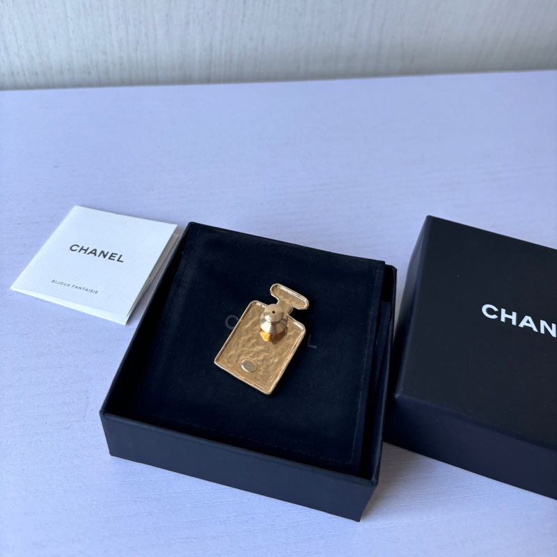 Chanel 23S香水瓶胸針 附件原盒。-1