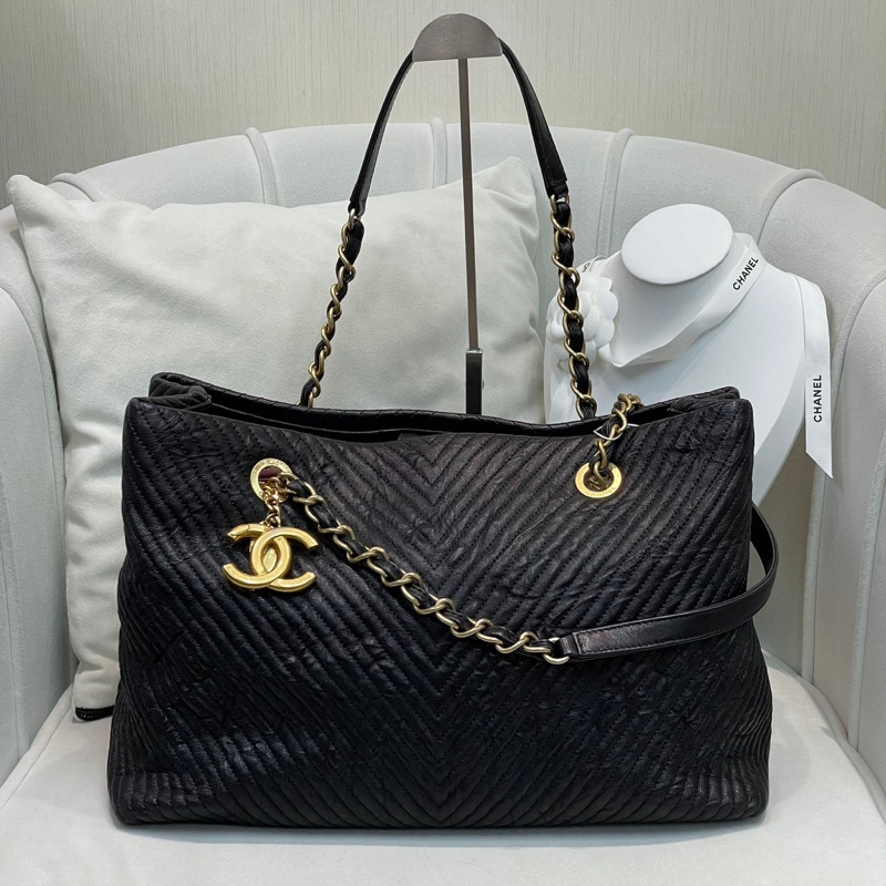 Chanel 黑色V紋單肩包 XB661-10