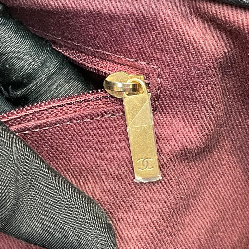 Chanel 黑色V紋單肩包 XB661-26