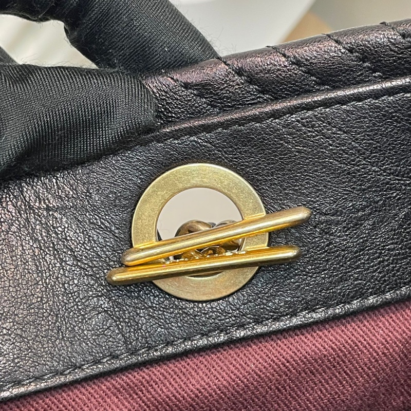 Chanel 黑色V紋單肩包 XB661-32