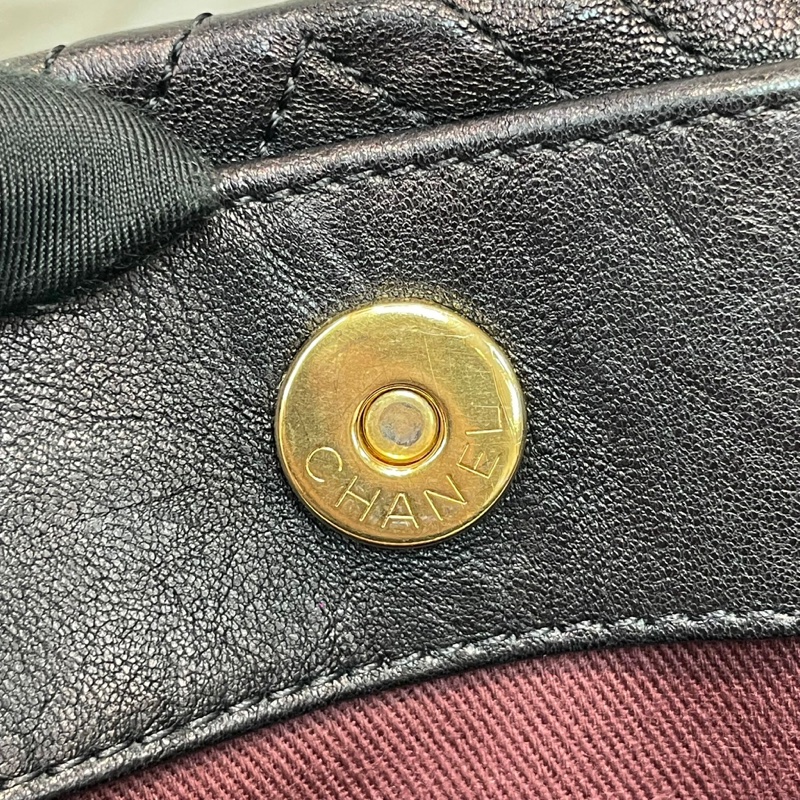 Chanel 黑色V紋單肩包 XB661-33