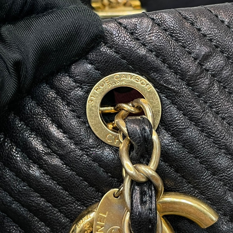 Chanel 黑色V紋單肩包 XB661-34