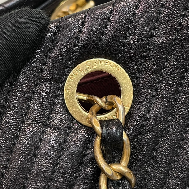 Chanel 黑色V紋單肩包 XB661-36