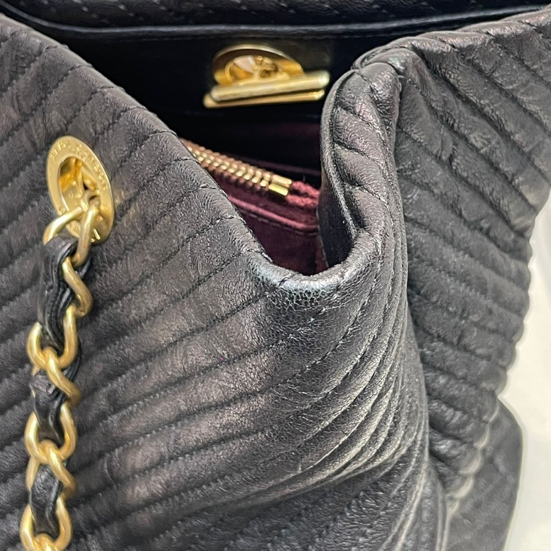 Chanel 黑色V紋單肩包 XB661-53