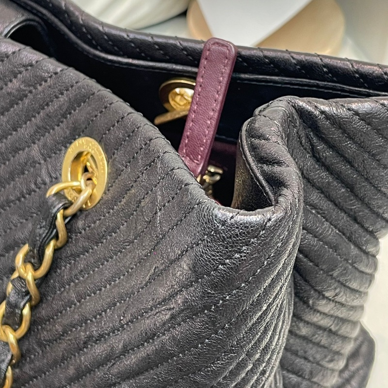 Chanel 黑色V紋單肩包 XB661-55