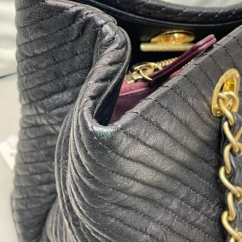 Chanel 黑色V紋單肩包 XB661-56