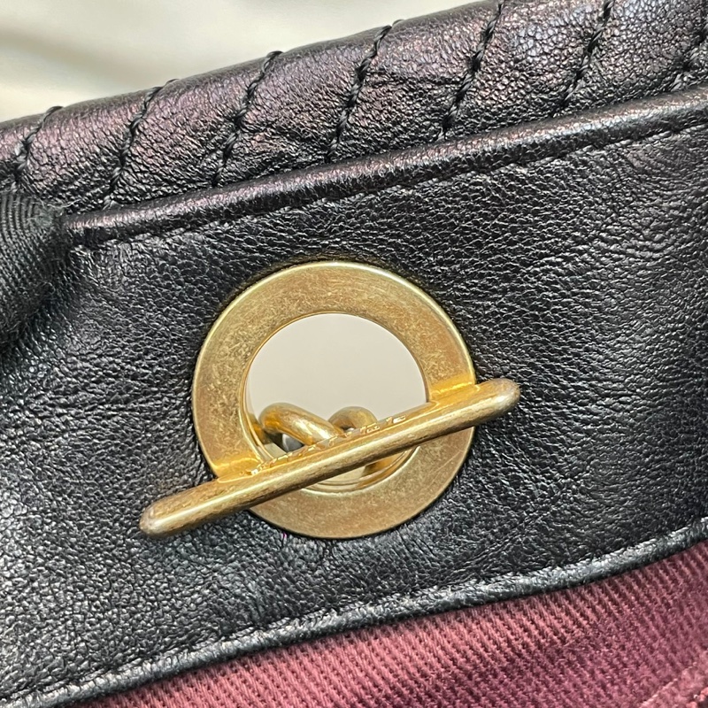 Chanel 黑色V紋單肩包 XB661-59