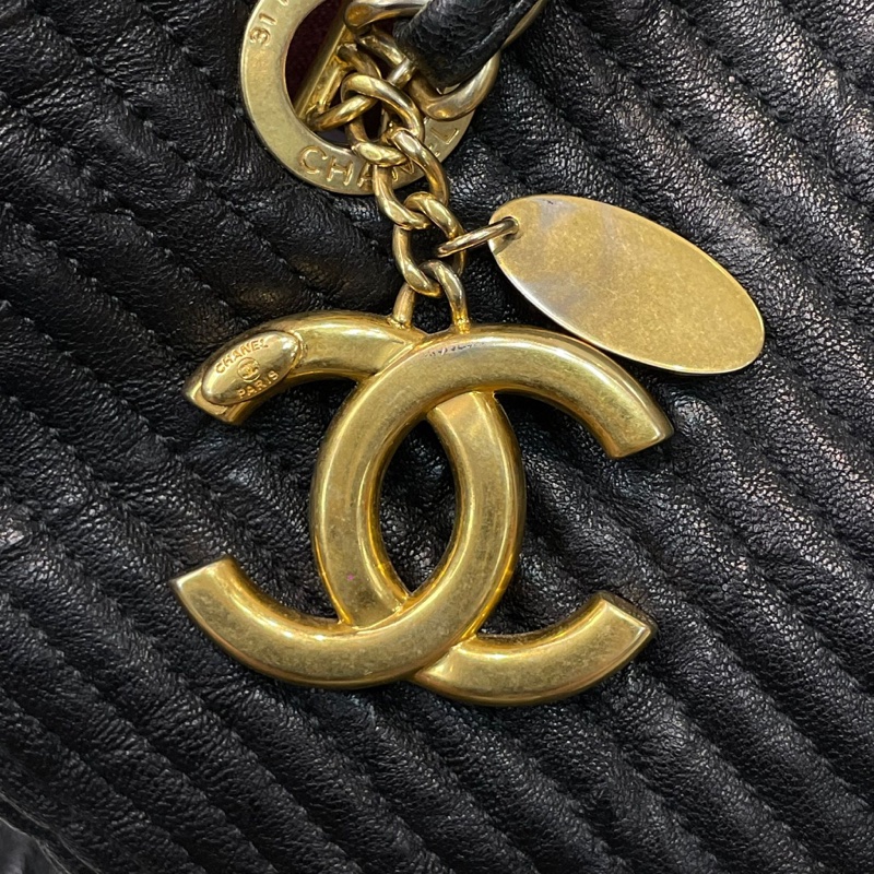 Chanel 黑色V紋單肩包 XB661-62