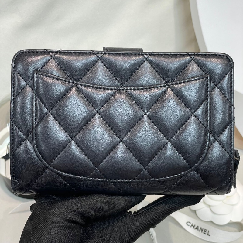Chanel 黑色羊皮中銀包 XB258-34