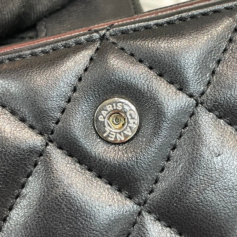 Chanel 黑色羊皮中銀包 XB258-40