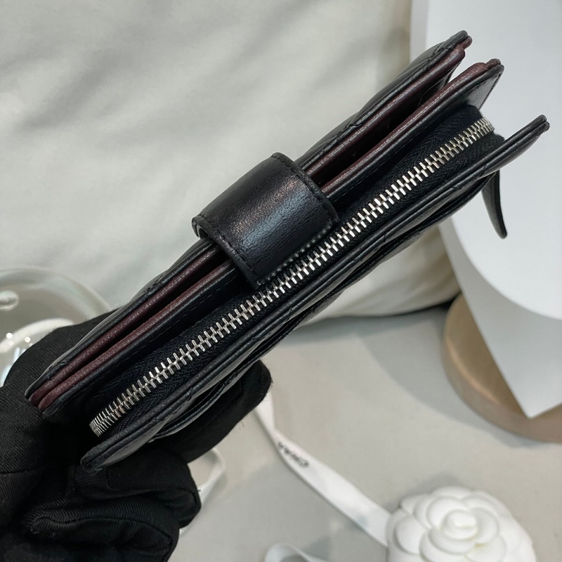 Chanel 黑色羊皮中銀包 XB258-53