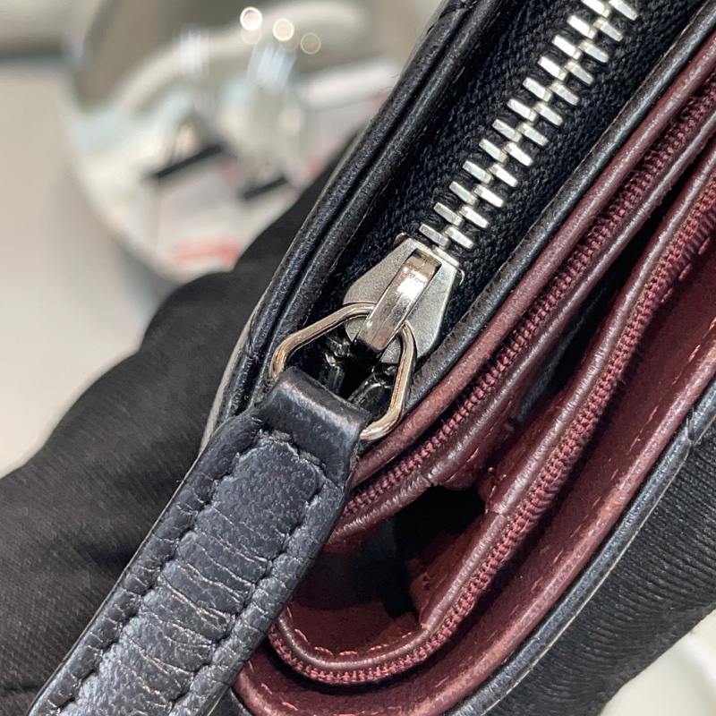 Chanel 黑色羊皮中銀包 XB258-58