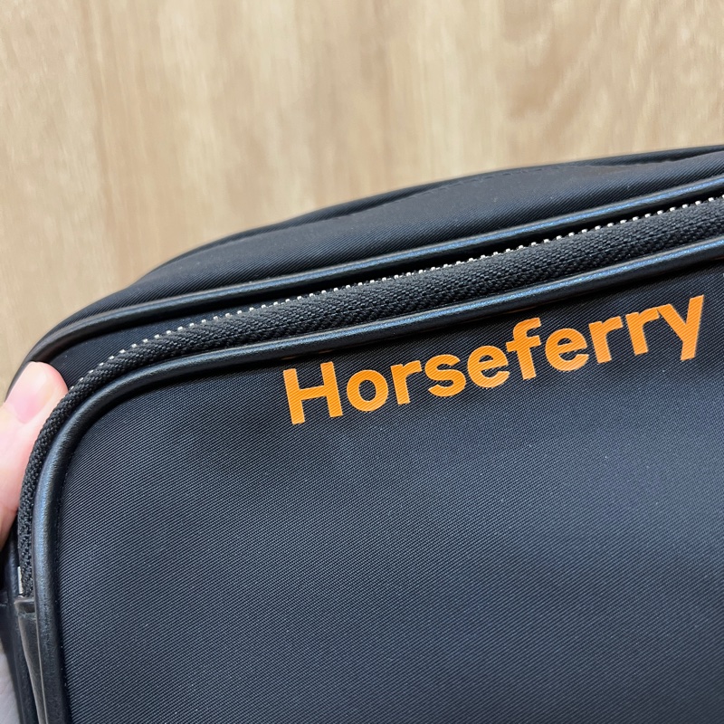 Burberry 黑尼龍橘印字斜背相機包-1