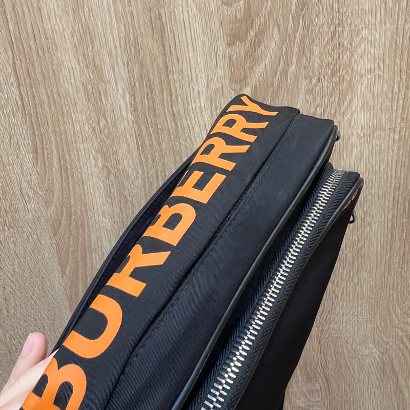 Burberry 黑尼龍橘印字斜背相機包-2