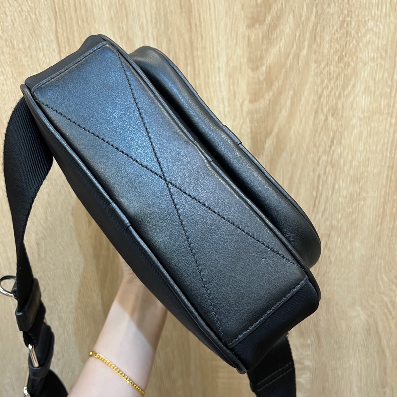Burberry 黑尼龍橘印字斜背相機包-5
