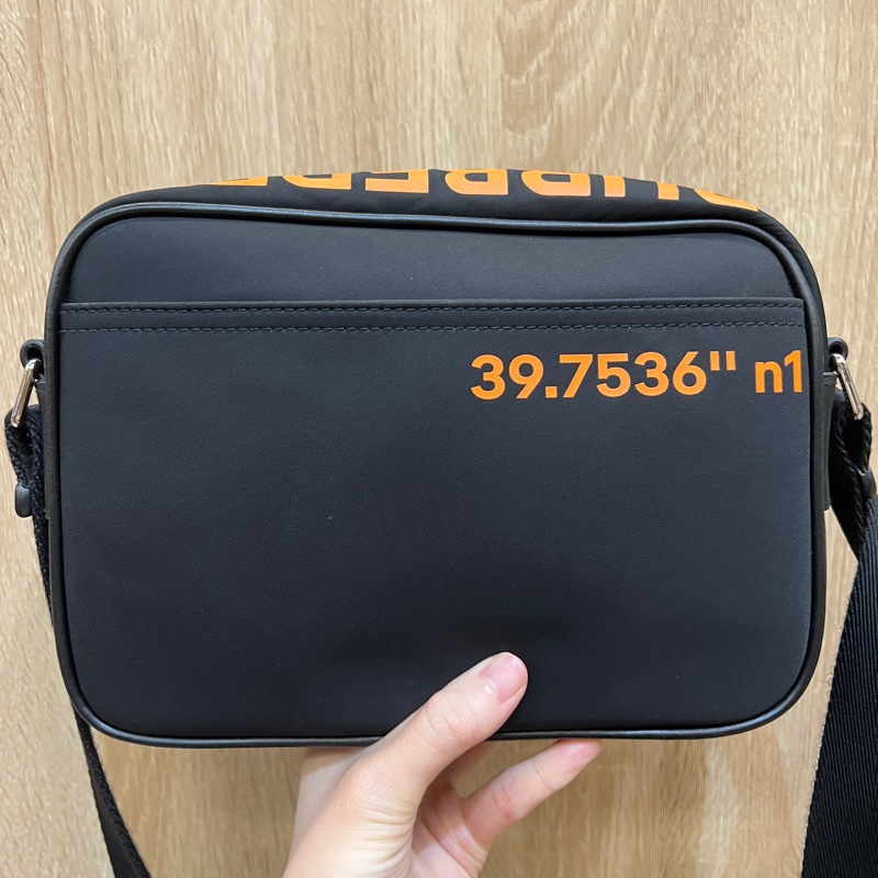 Burberry 黑尼龍橘印字斜背相機包-8