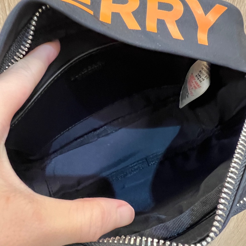 Burberry 黑尼龍橘印字斜背相機包-9