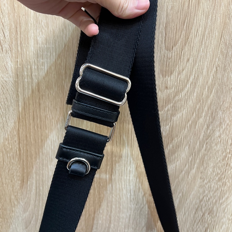 Burberry 黑尼龍橘印字斜背相機包-12