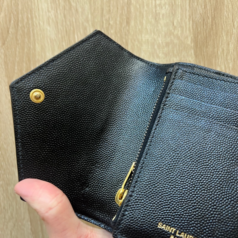 YSL 黑荔枝皮金釦三折短夾-11