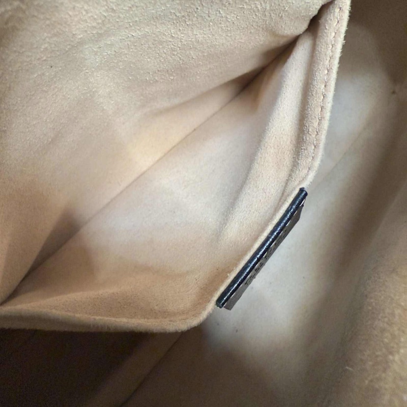 Gucci 經典絎縫斜背GG Marmont 24cm相機包(中性款)-33