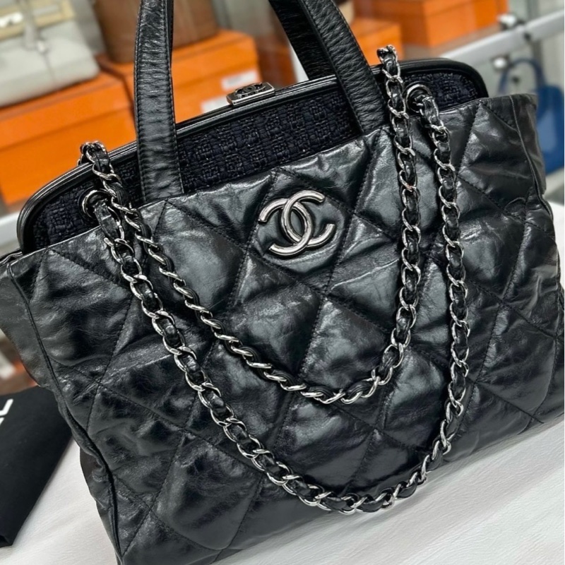 Chanel 黑銀油蠟牛皮手提單肩托特 鐳射12開無卡 尺寸約33*30,附件塵袋。-0