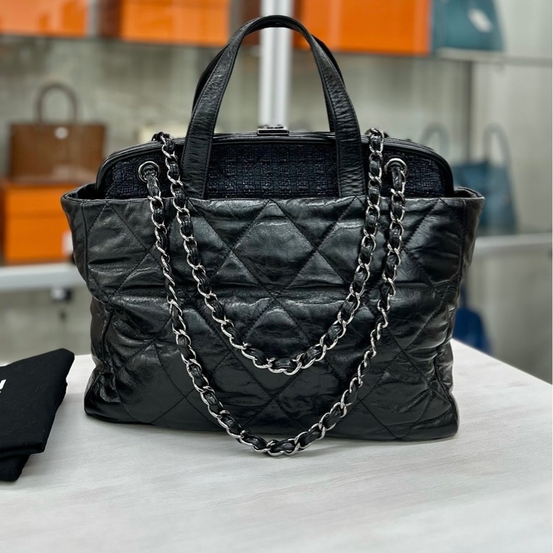 Chanel 黑銀油蠟牛皮手提單肩托特 鐳射12開無卡 尺寸約33*30,附件塵袋。-1