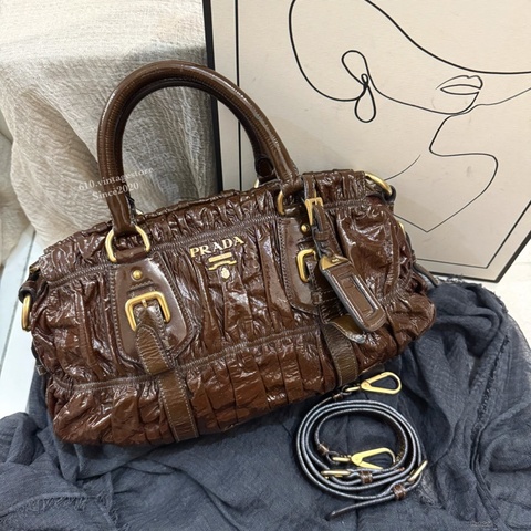 Prada 漆皮機車袋巧克力啡色