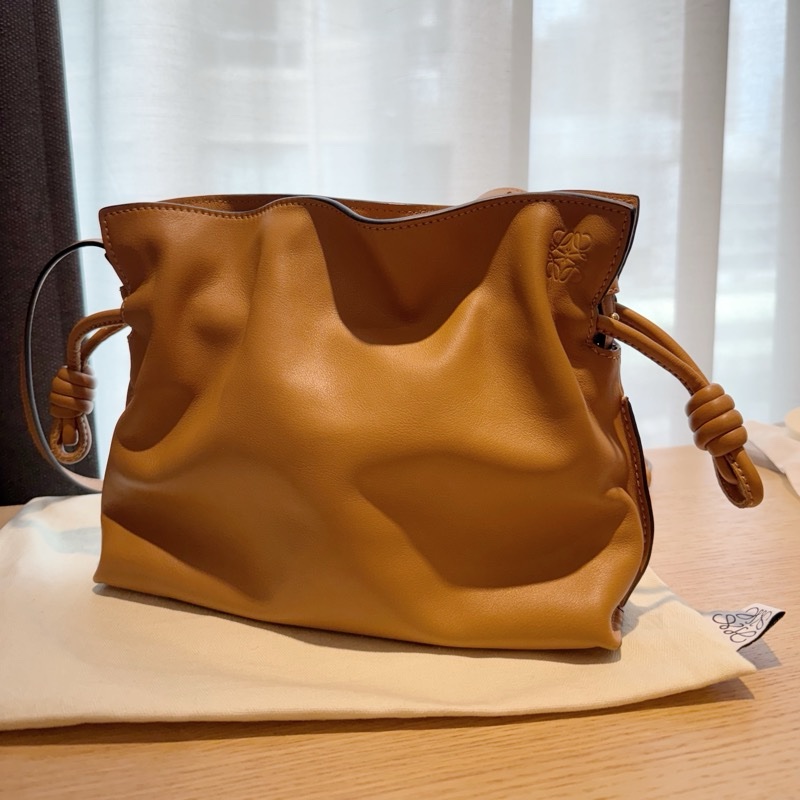 LOEWE 羅威 Mini Flamenco 經典迷你 皮革抽繩 肩背包/手拿包 (暖沙色 Warm Desert)-0