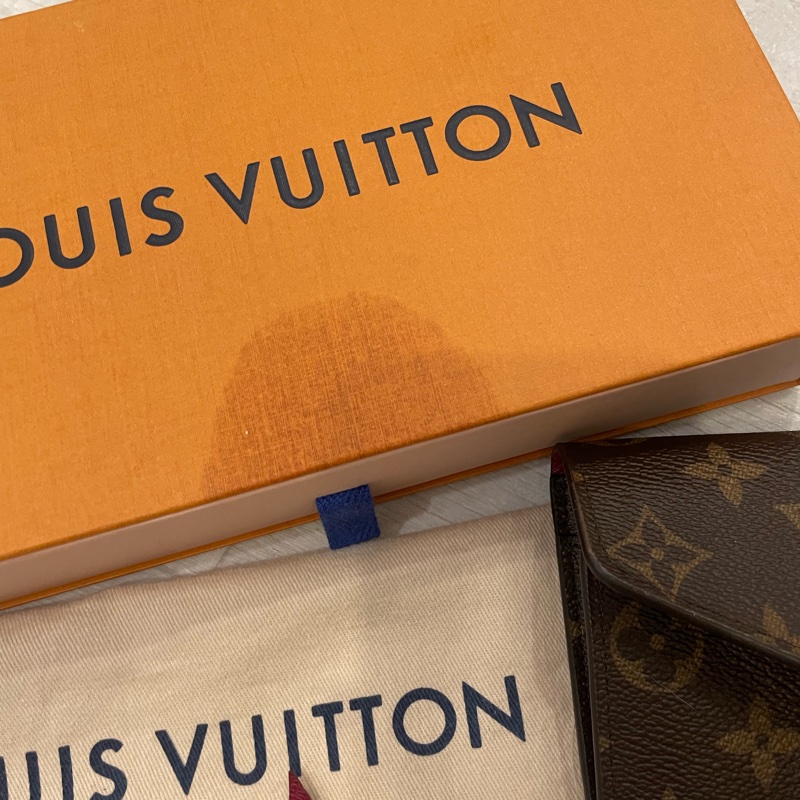 LV 3折老花拼桃紅長夾-1