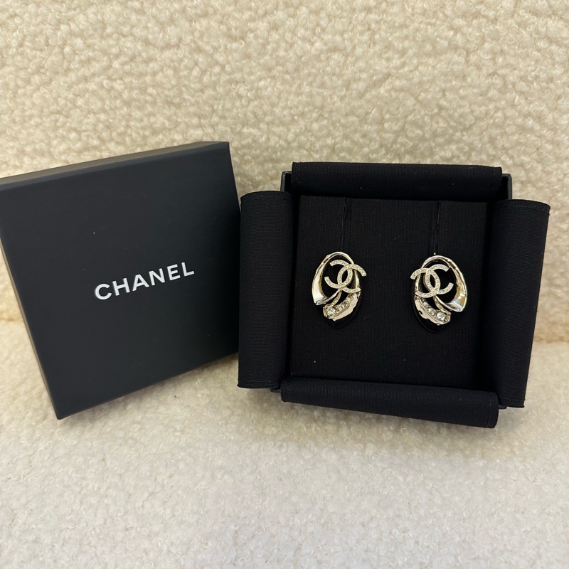 全新Chanel香奈兒23S淺金色羽毛水鑽雙C耳釘,精緻優雅的設計,水鑽點綴閃耀迷人!-0