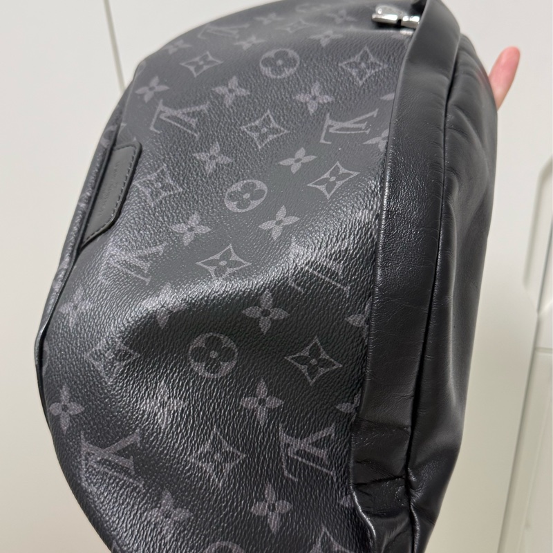 LV M46035 Discovery PM 黑灰字紋腰包-2