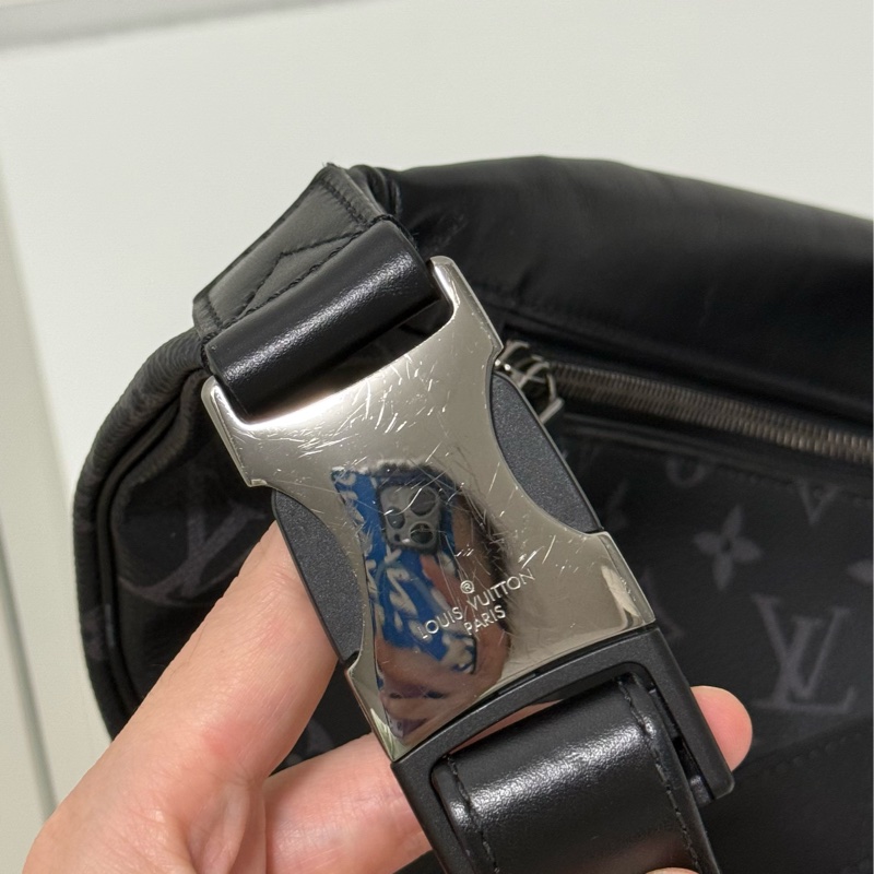 LV M46035 Discovery PM 黑灰字紋腰包-6