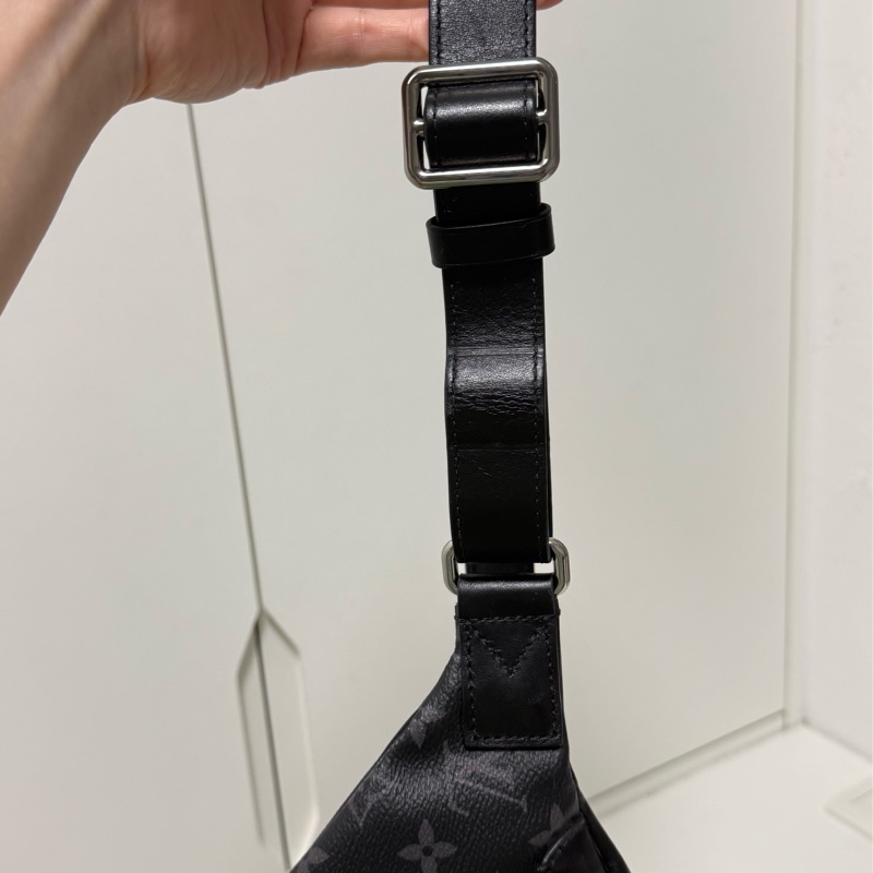 LV M46035 Discovery PM 黑灰字紋腰包-7