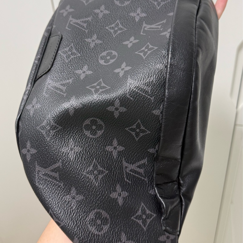LV M46035 Discovery PM 黑灰字紋腰包-8
