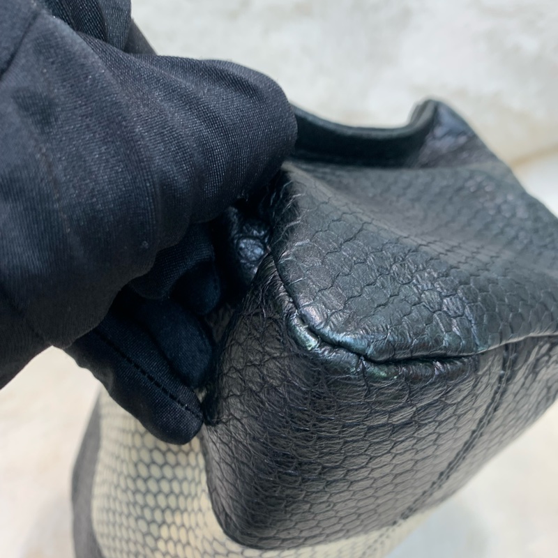 Givenchy 黑白蟒蛇設計 迷你手提包 XB372-10