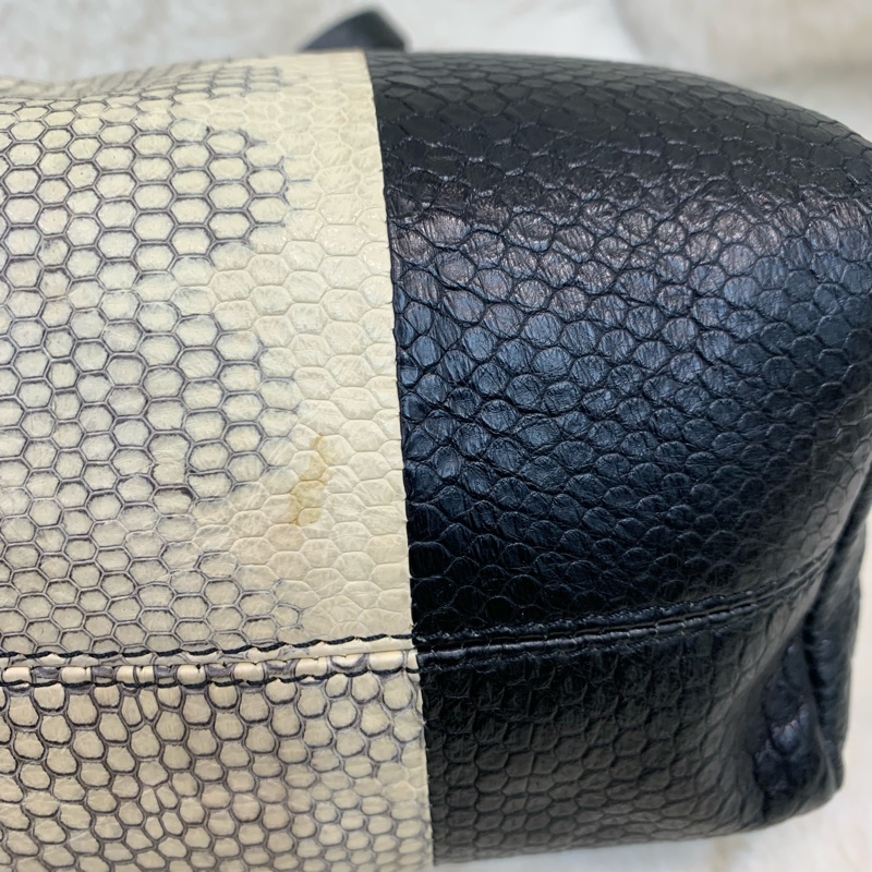 Givenchy 黑白蟒蛇設計 迷你手提包 XB372-14