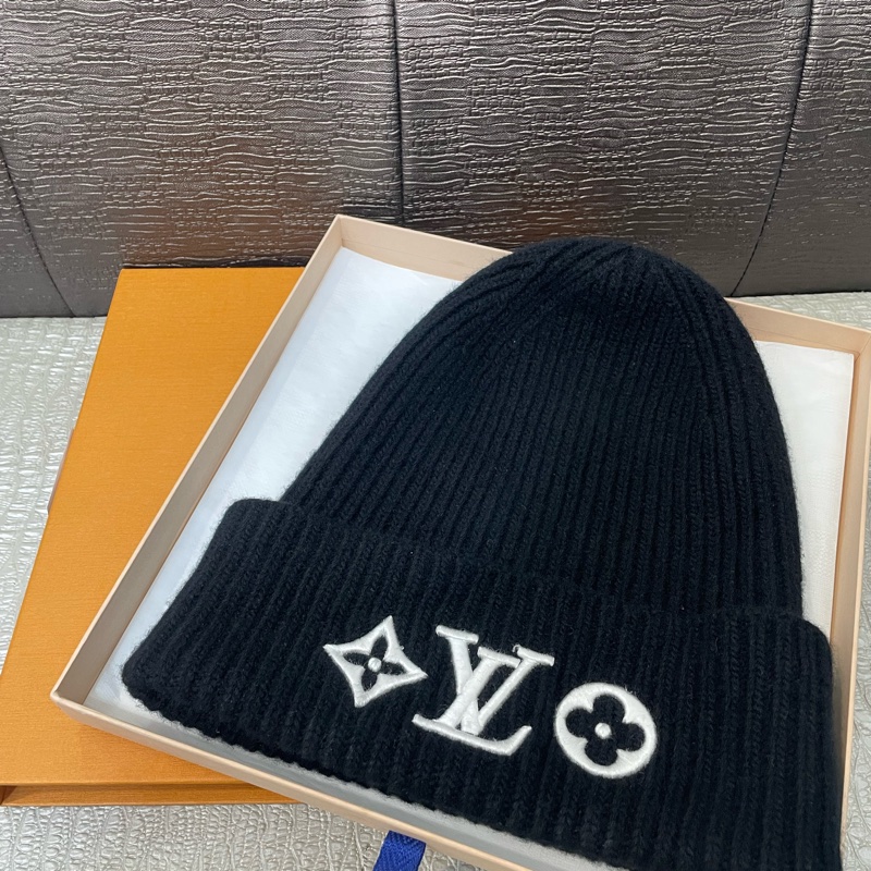 LV 黑羊皮白刺繡logo毛帽 M77872-0